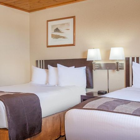 Econo Lodge Inn & Suites เมดิซีนแฮท ภายนอก รูปภาพ