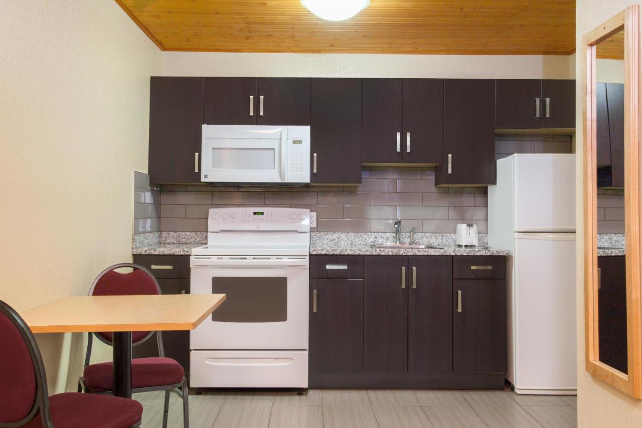 Econo Lodge Inn & Suites เมดิซีนแฮท ภายนอก รูปภาพ