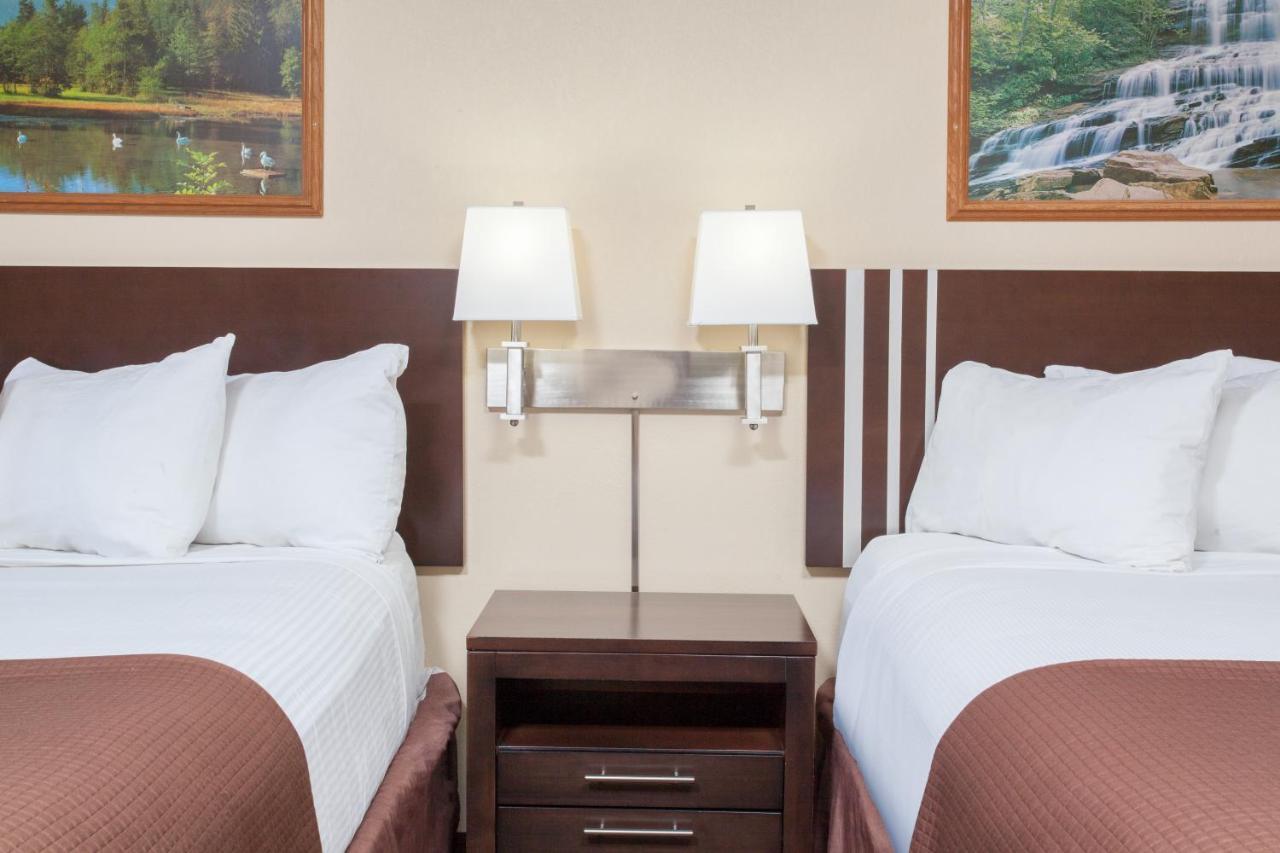 Econo Lodge Inn & Suites เมดิซีนแฮท ภายนอก รูปภาพ