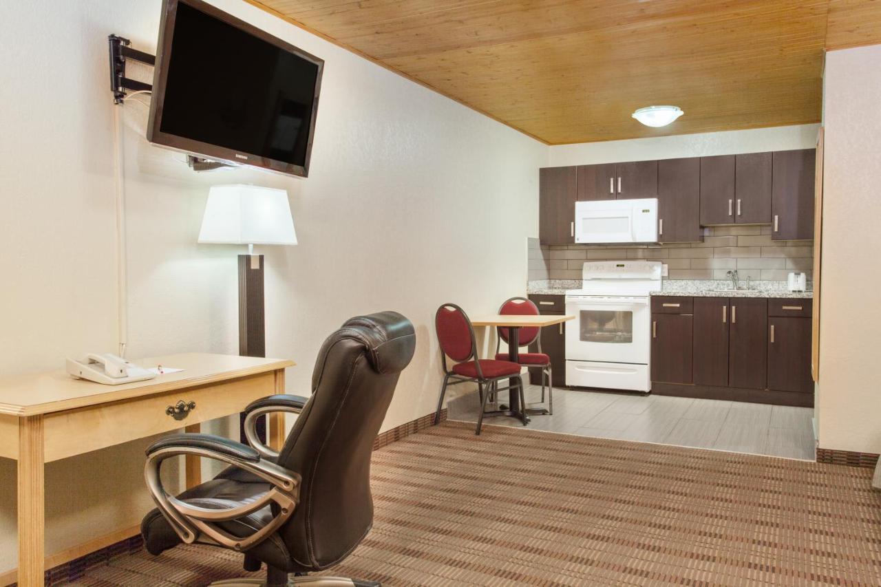 Econo Lodge Inn & Suites เมดิซีนแฮท ภายนอก รูปภาพ