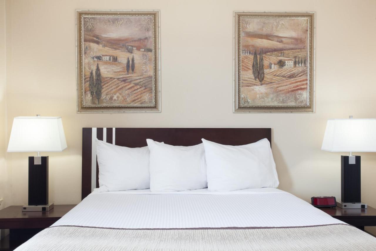 Econo Lodge Inn & Suites เมดิซีนแฮท ภายนอก รูปภาพ