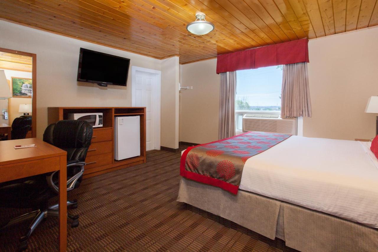 Econo Lodge Inn & Suites เมดิซีนแฮท ภายนอก รูปภาพ