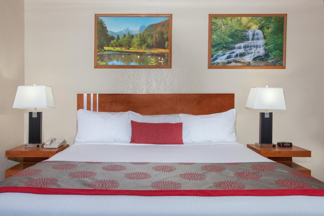 Econo Lodge Inn & Suites เมดิซีนแฮท ภายนอก รูปภาพ