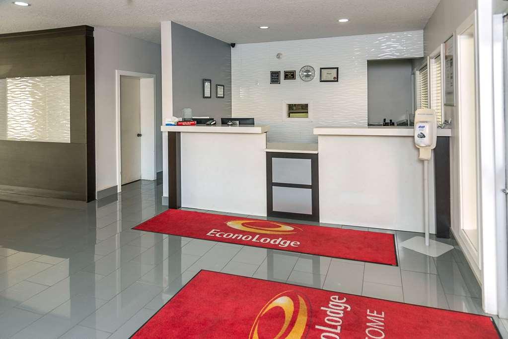 Econo Lodge Inn & Suites เมดิซีนแฮท ภายใน รูปภาพ