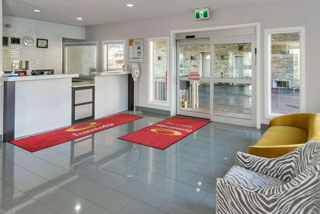 Econo Lodge Inn & Suites เมดิซีนแฮท ภายใน รูปภาพ