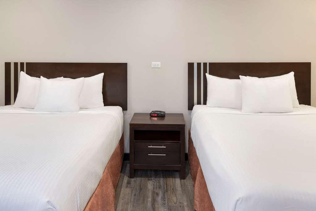 Econo Lodge Inn & Suites เมดิซีนแฮท ห้อง รูปภาพ