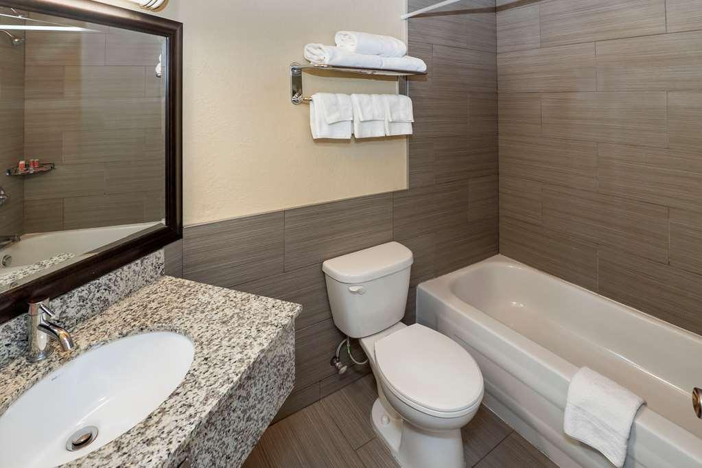 Econo Lodge Inn & Suites เมดิซีนแฮท ภายนอก รูปภาพ