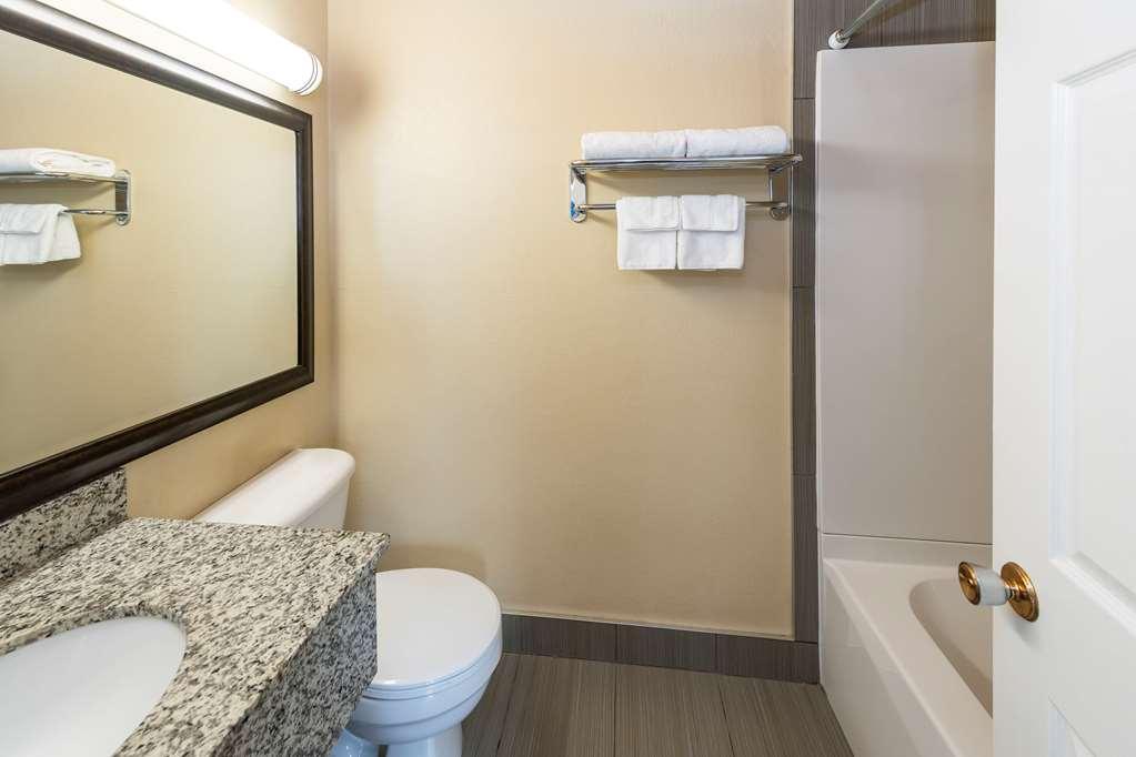 Econo Lodge Inn & Suites เมดิซีนแฮท ภายนอก รูปภาพ
