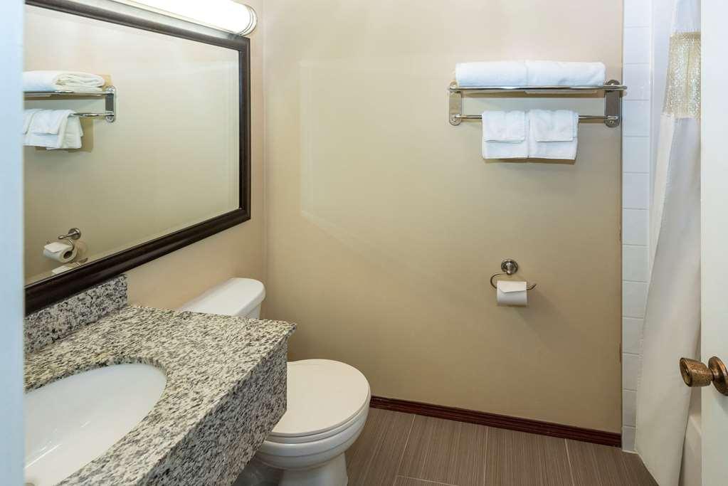 Econo Lodge Inn & Suites เมดิซีนแฮท ภายนอก รูปภาพ