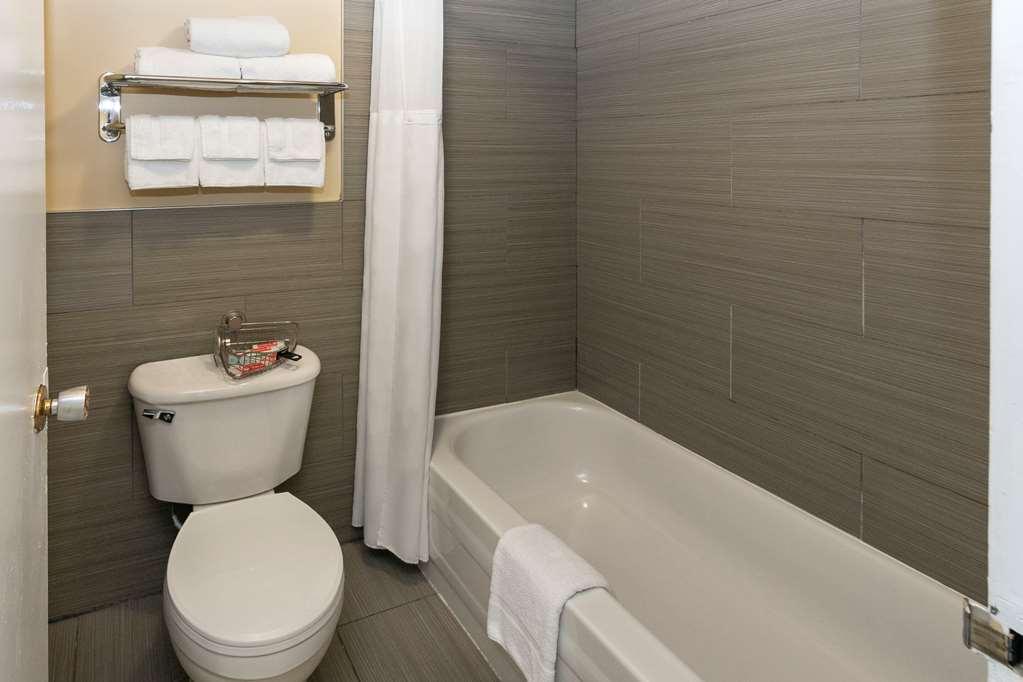 Econo Lodge Inn & Suites เมดิซีนแฮท ภายนอก รูปภาพ