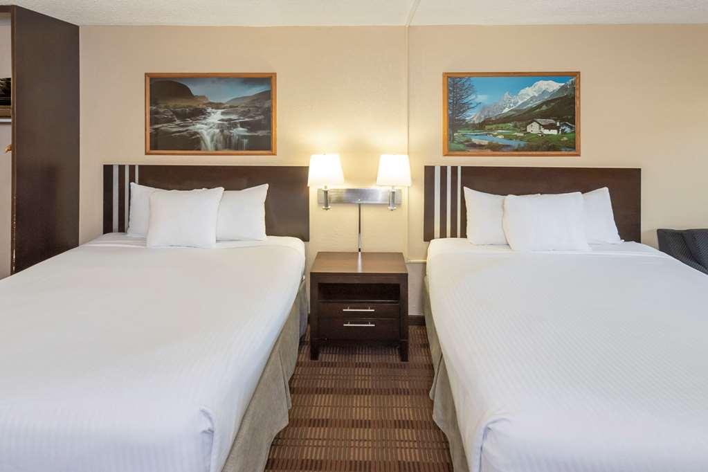 Econo Lodge Inn & Suites เมดิซีนแฮท ห้อง รูปภาพ
