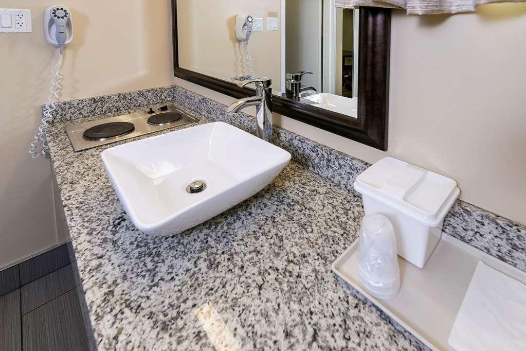 Econo Lodge Inn & Suites เมดิซีนแฮท ภายนอก รูปภาพ